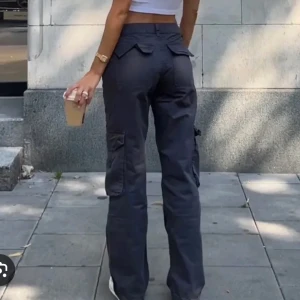 Cargo pants  - Low waist cargos från grina tricot. Använda men väldigt bra skick! Väldigt bra längd i benen på mig som är 169 cm lång.