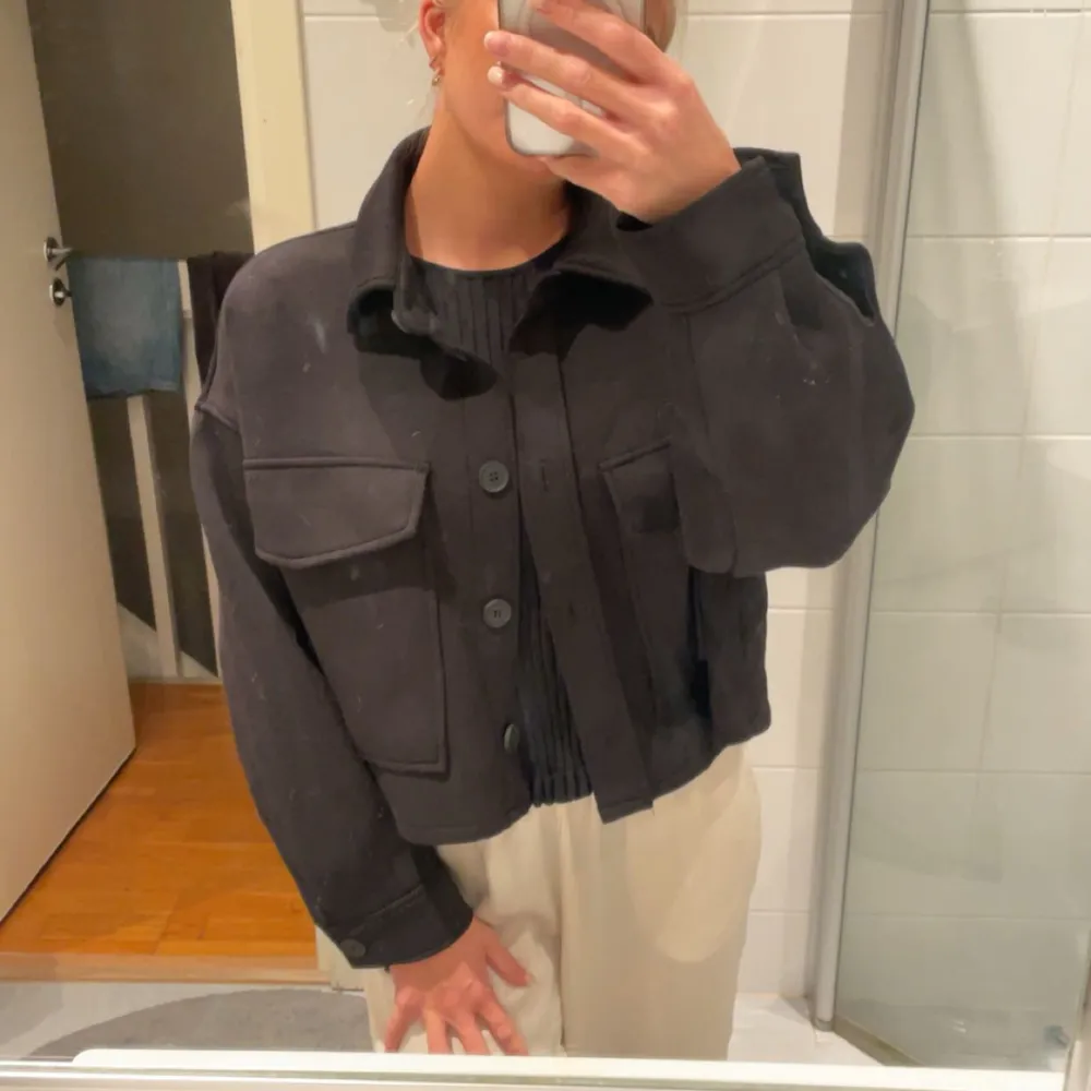 Kroppad kappa från stradivarius, storlek 36/S. I princip helt oanvänd.. Takit.