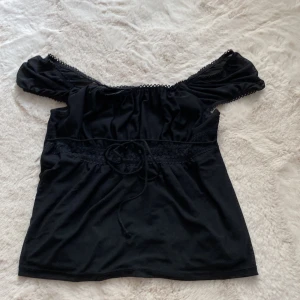 Svart tröja - Fin svart tröja (typ som en blus) från SHEIN som jag inte använder längre. Den är använd fåtal gånger då jag inte har gillat den. Plagget har 2 lager så att man inte kan se igenom