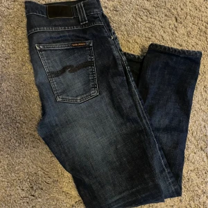 Nudie jeans - Säljer marinblå nudie jeans, modellen är lean dean, Passar dig som är 175-185
