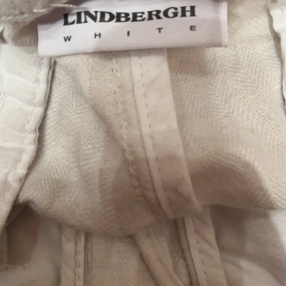 Säljer dessa Lindbergh linnebyxorför 300kr. Mått = XL, Använda enstaka tillfällen. Skriv gärna gällande frågor.. Jeans & Byxor.