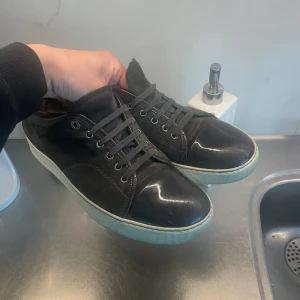 Lanvin - Riktigt snygga lanvins i den eftertraktade färgen elephant grey! | Fint skick men lite skavanker som syns på bilderna. | UK 7 som är 41 men sitter mer som 42-43. Dustbag ingår!