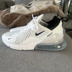 Nike 270  - Nike 270 i storlek 40 aldrig använda ute utom endast testade hemma, säljer då jag inte känner att dem passar mig  Kan skicka fler bilder om behövs