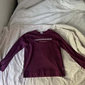 Copenhagen Lindbergh sweatshirt  - En sparsamt använd sweatshirt, för dig som vill vara uppklädd men samtidigt avslappnad. 