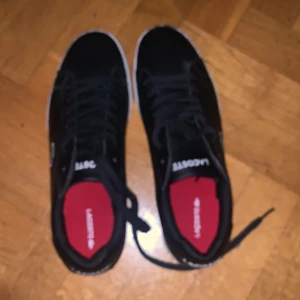 Lacoste skor  - Hej! Säljer ett par Lacoste skor storlek 43 säljer för att skorna inte passade mig. Skorna har bara varit ansvälld en gång för att testa men annars har de aldrig varit andvända, har inte låda hitta ej den. Kan sänka ner priset till 525