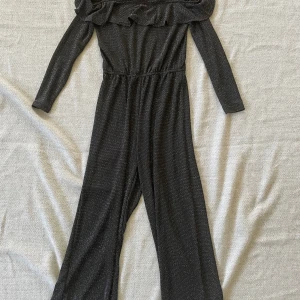 Svart Glitter bodysuit, Kappahl  - Storlek 146, skönt mattetal, svart glitter bodysuit, Kappahl, perfekt för nyår 🖤🤍