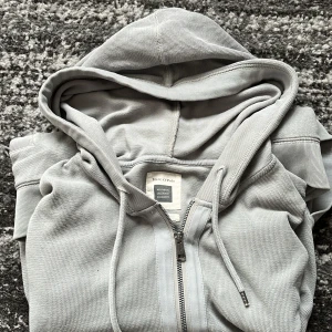 Marc O’Polo hoodie - En fin Marc O’Polo hoodie  Skick 9/10 L passar till M Fick den som present men tyvärr den var för stor Nypris 1000kr  Pris kan diskuteras 