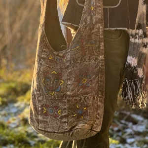 Patchwork väska  - Så cool väska i patchwork stil med handsydda korsstygn runt rutorna. Den är i bra skick förutom innerfickans dragkedja som är sönder. Jag kanske orkar fixa den men får se 😆 mått är: 30 cm lång, 34 cm bred, 14 cm djup (mätt i botten).  