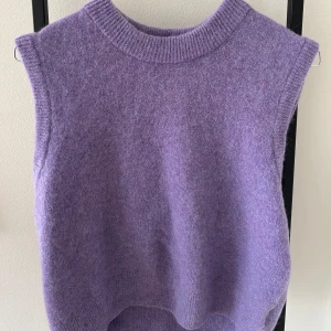 Stickad väst - Stickad väst i lila