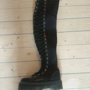 Dr martens×Agyness Deyn  - Lårhöga dr martens Agyness Deyn edition. Bra skick. Strl 36.