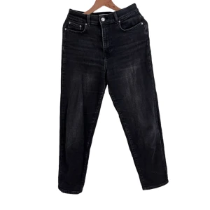 Svarta stretchiga mom jeans - Supersnygga mom jeans från Gina tricot. Fint skick, Max använt 3 ggr. Säljs pga att det är för små. Köptes för 899kr. Supersköna jeans som förtjänar en ny ägare som får njuta av de💕💕