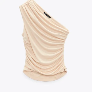 Off shoulder topp - Skit fin vanilj färgad off shoulder topp från zara, köpt för 299kr, sparsamt använd❤️passar till alla tillfällen 