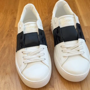 VALNETINO GARVANI STORLEK 42 Ingår valentino påse  - Säljer mina nya valentino på grund av fel storlek som blivit köpt helt rena fina och nya ända anledningen till att jag säljer dom är storleken var liten för mig ingår valentino påse !