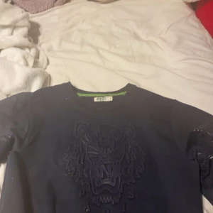 Kenzo tröja  - Jag säljer en kenzo tröja som är ej använd e i bra skick  priset kan diskuteras!!