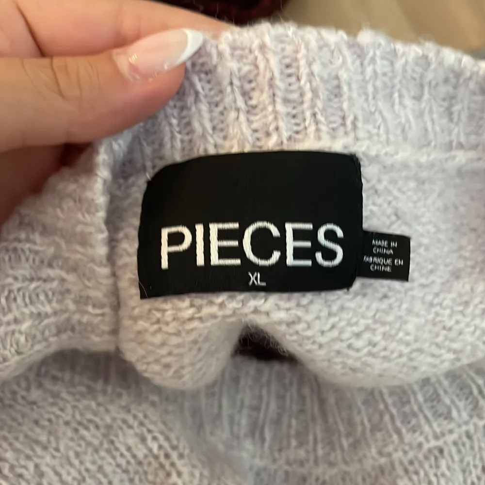 Jätte cool tröja från Pieces! I storlek Xl mdn sitter som en L. Neuleet.