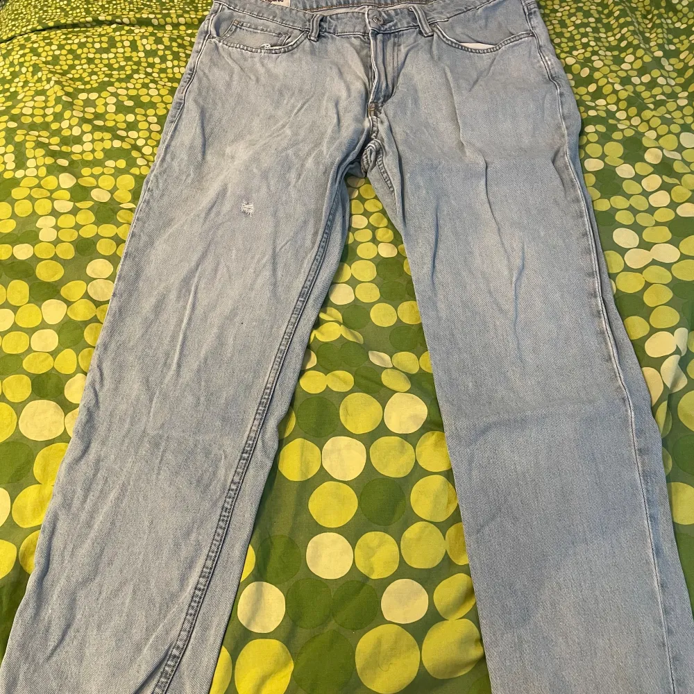 Säljer vanliga jeans från HM De ända felet är dedär ”hålet” annars inget mer . Jeans & Byxor.