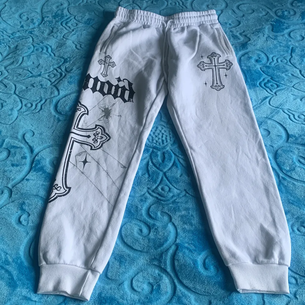 Säljer ett par vita mjukisbyxor med unik design. Storlek S men passar mer som M. Hör av er vid flera frågor. Jeans & Byxor.