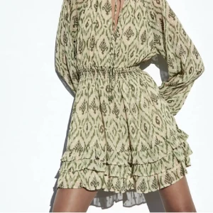 Zara klänning  - Jättefin klänning från zara, knappt använd. 