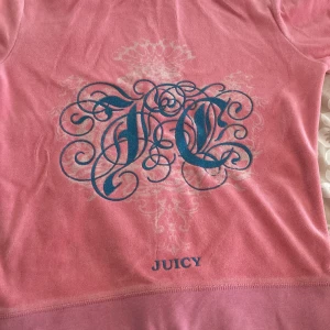 Juicy couture fleece - Juicy couture hoodie/fleece säljs i ny skick. Storlek M men passar mig som har xs. Gammal modellen av juicy koftor. Pris kan diskuteras❤️