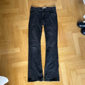 Mörkgrå jeans - Sjukt snygga lågmidjade mörkgrå jeans ifrån zara i rak modell 😛❤️ Storlek 36! Fint skick men slitna vid fötterna (bild 4)