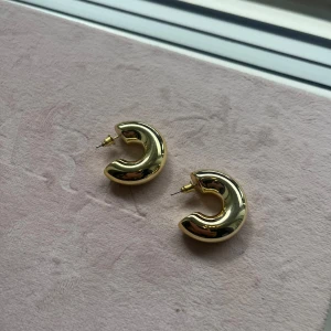 Guld örhängen - Säljer då jag rensar