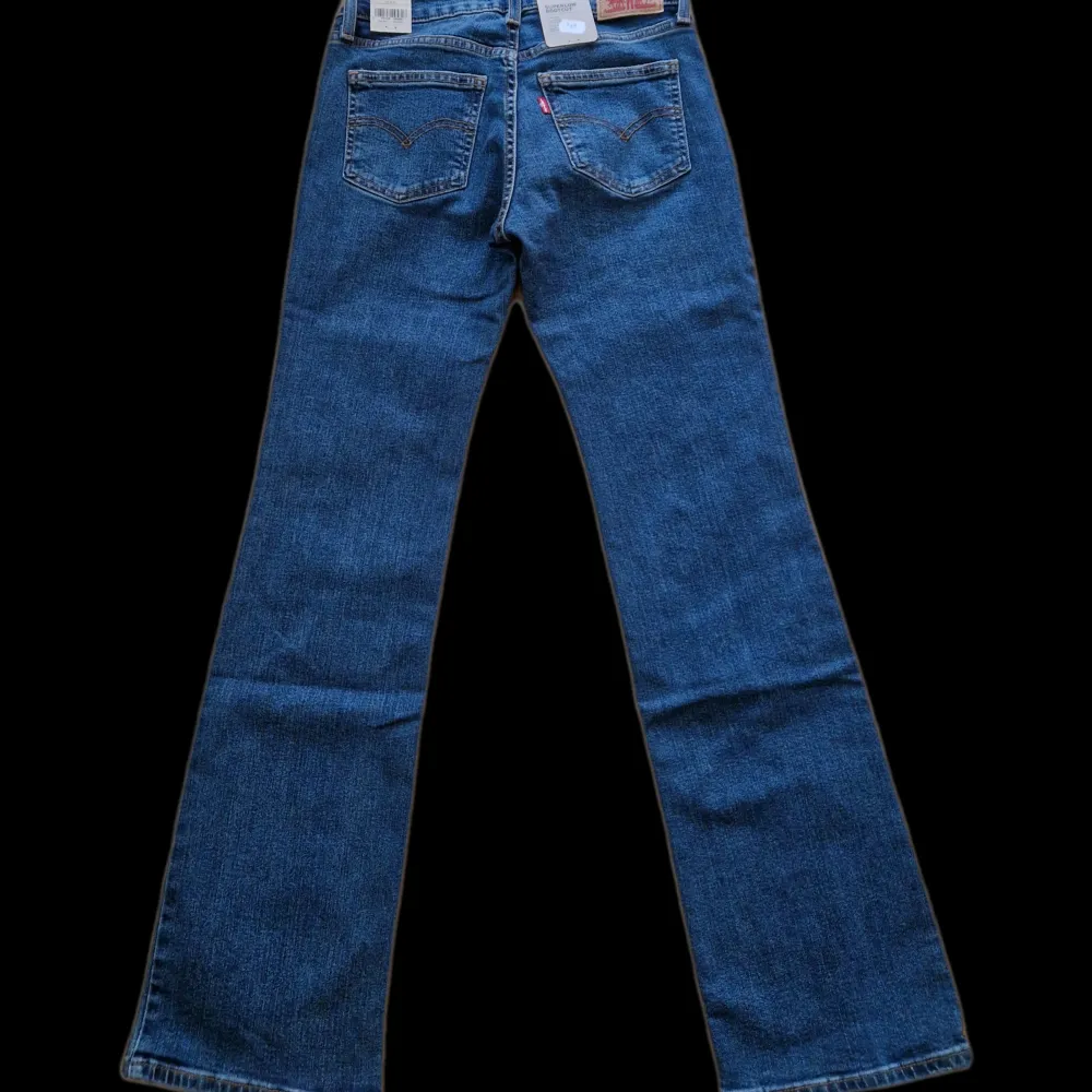 Levis byxor - aldrig använda Lappar sitter kvar👌 Säljer pga hann inte lämna tillbaks i tid - Pris kan diskuteras vill helst sälja så fort som möjligt. Jeans & Byxor.