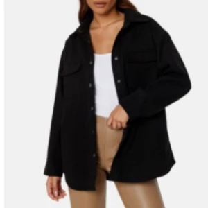 höst jacka från bubbleroom - hej säljer min fina schacket jacka från bubbleroom. den har inga defekter så förutom att en knap har ramlat men det är inget som syns om du vill ha bilder på jackan skriv privat till mig!🥰