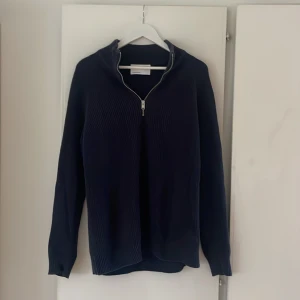SELECTED HOMME halv zip - Selected Homme halvzip. Köpt för 600kr. Storlek M/L. Inga skador. 