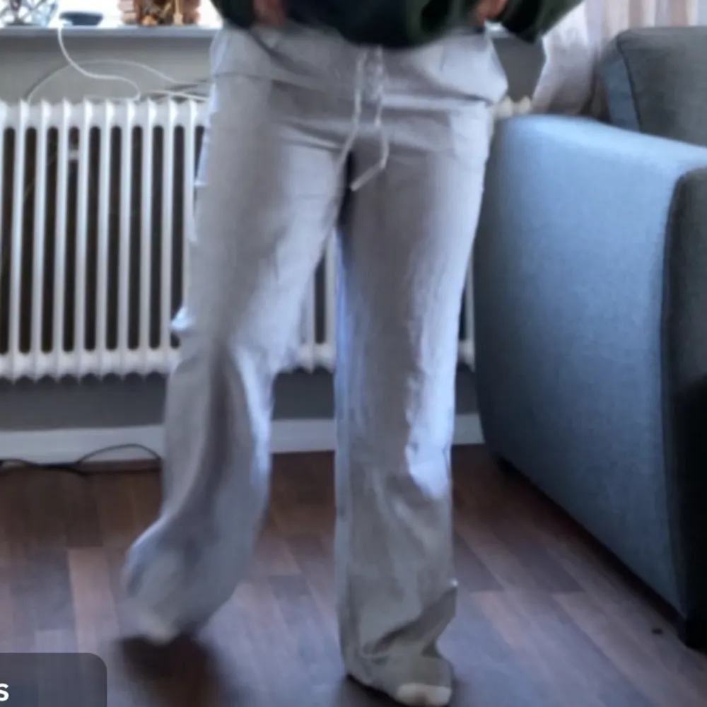 Lånad bild på första! Randiga linnebyxor från Bikbok köpta förra året. Bra skick i storlek L. Lite långa på mig som är 165. Farkut & Housut.