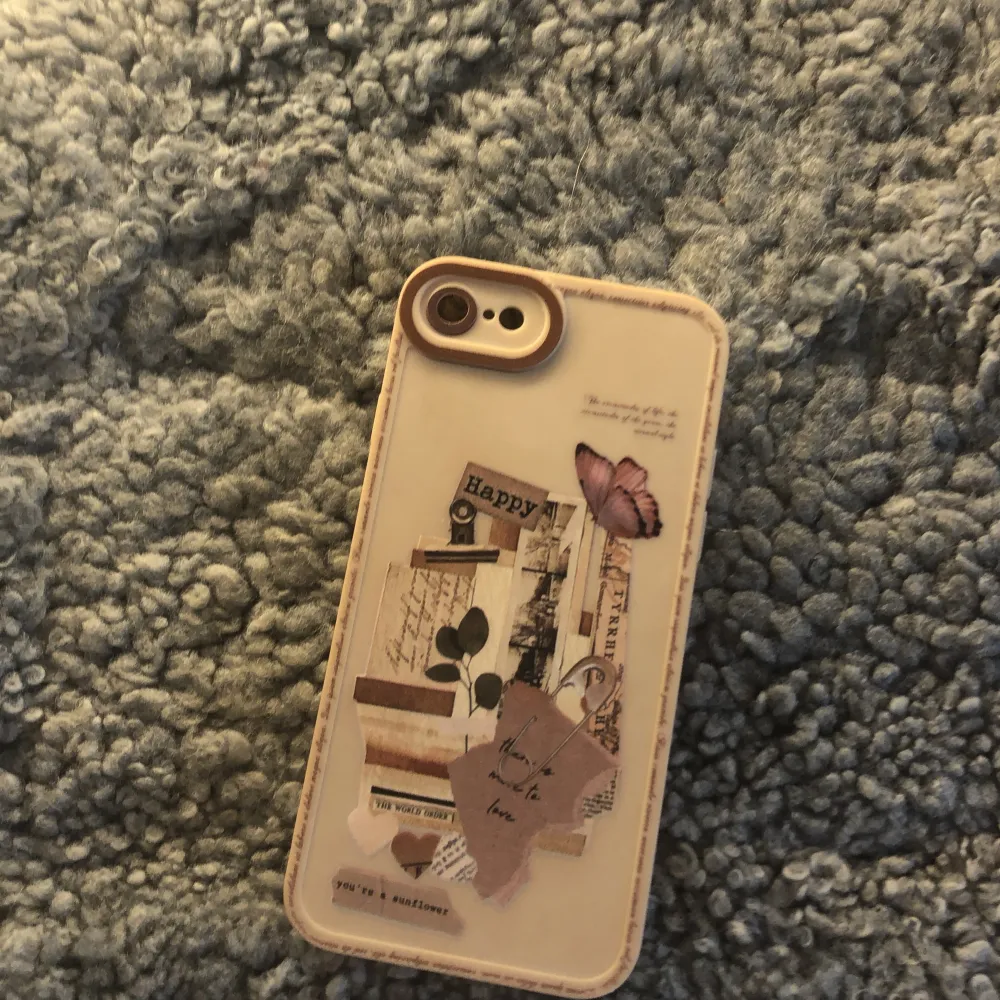 Ett brunt telefonskal för iphone 7/8. Helt rent och är hård plast. Vid intresse kontakta Mig så löser jag det så det blir billigare! Pris diskuteras😊. Accessoarer.