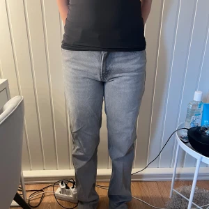 Gina jeans  - säljer dessa gör snygga jeans från gina. Säljer då de tyvärr blivit för små. De är använda fåtal gånger. hör av er vid frågor och intresse💗 pris kan diskuteras.