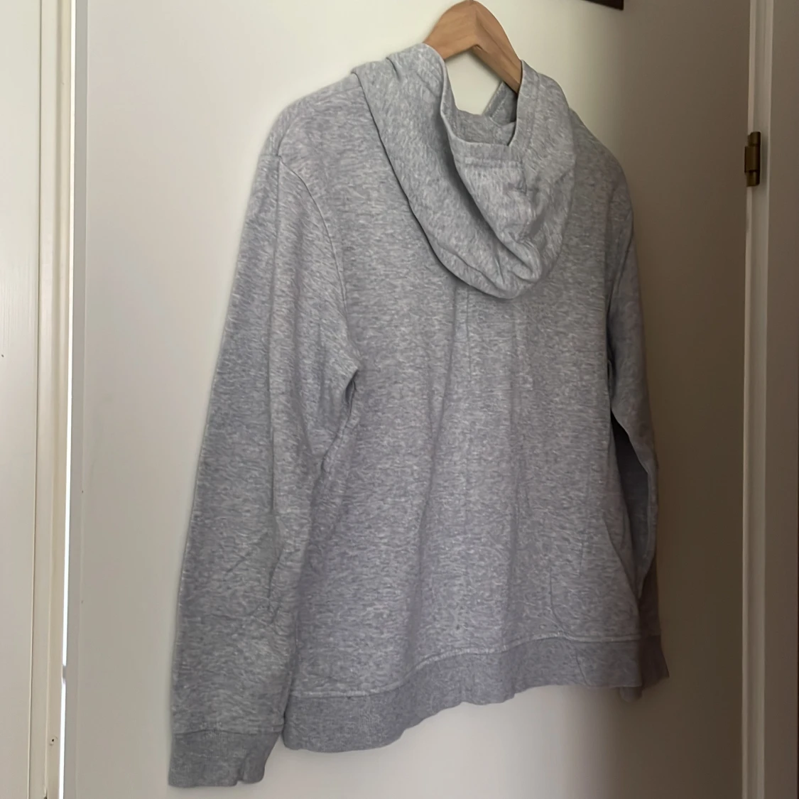 Grå hoodie från H&M - 90