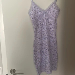 Lila söt klänning - Säljer nu min lila blommiga klänning från hm i strl xs