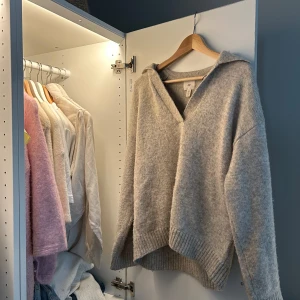Beige stickad tröja  - Så söt v-ringad stickad tröja från H&M❤️storlek xs men passar absolut S/M eftersom den är mycket oversized. Bra skick och sticks inte! 