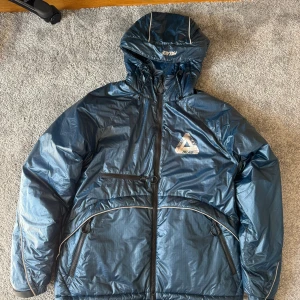 Jacka - Palace - Grymt snygg och häftig jacka från street och skatemärket Palace. Bara använts ett fåtal gånger och skicket är som ny. Den är varm och funkar både höst och vinter. Storlek XL och nypris 3000kr. 