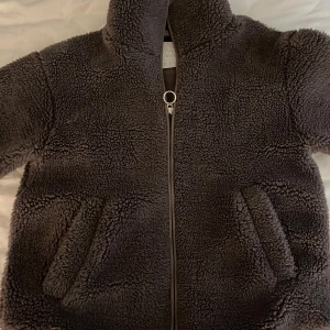 Brun teddyjacka  - En jätte varm och gosig teddyjacka som är perfekt till hösten och vintern💕 Har tyvärr inte fått någon användning av den. 