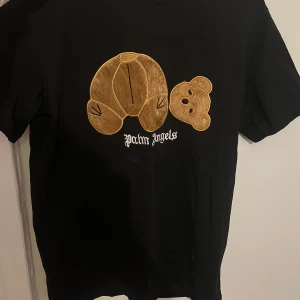 Palm Angels - Använd fåtal gånger, gott skick. Axelmått: 40 cm. Längd: 60 cm. 