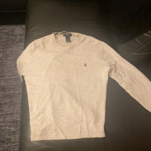Ralph lauren tröja - En fin Ralph lauren tröja, bra skick och till ett bra pris. Skriv för fler frågor.