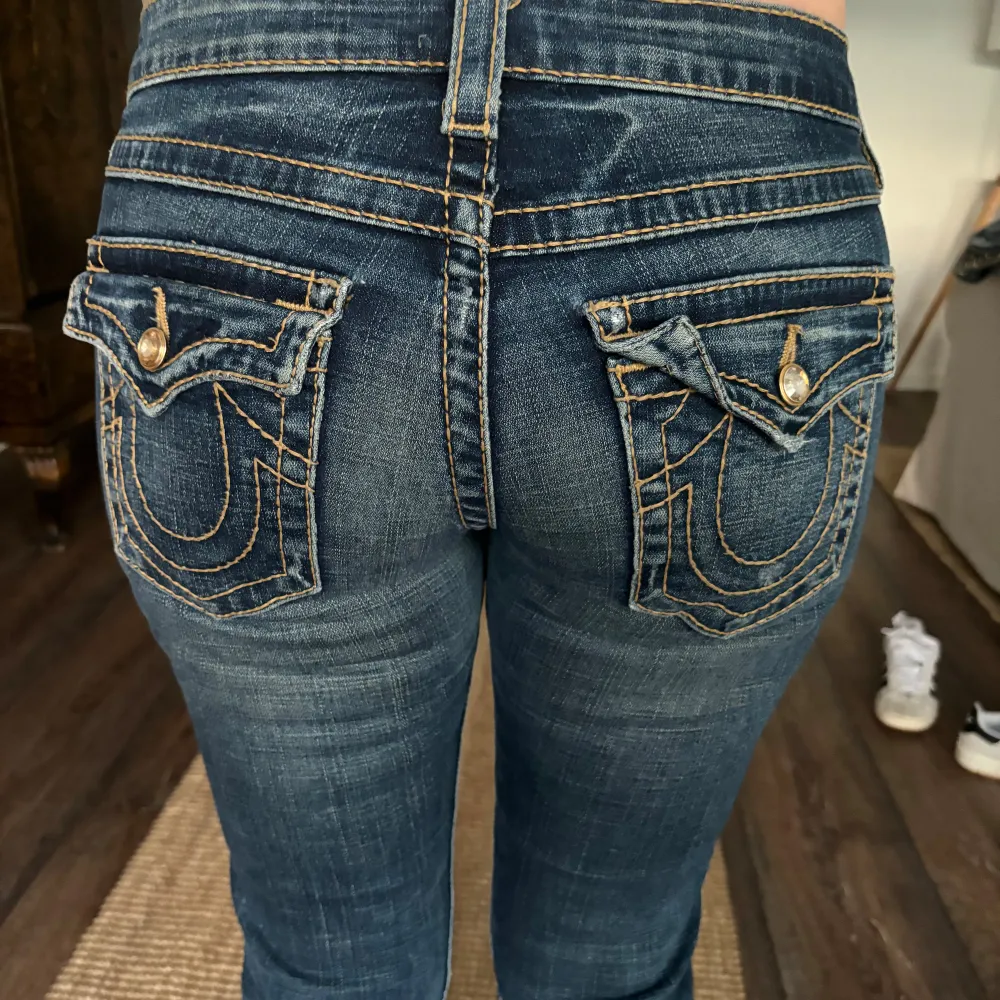 Säljer ganska nya true religon jeans med midjemått 37 och storlek 28. Jättefin blå färg med detaljer på fickorna. . Jeans & Byxor.