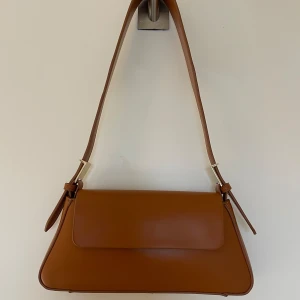 Brun Zara väska - Brun handväska från zara. Använd ett fåtal gånger. Säljer för 110kr+frakt🦋