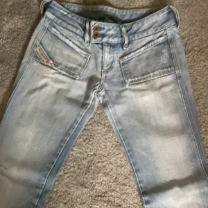 Low waist bootcut - Skit snygga jeans från diesel, använd ett par gånger men i stort sätt i fint skick, däremot har dom små defekter se bild 3,4💕💖😇