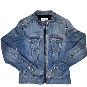 JEANSJACKA - Helt otrolig jeansjacka❤️‍🔥❤️‍🔥 Storlek XS Fler bilder och mått kan skickas🫶🫶