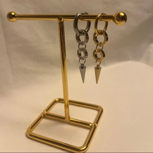 Örhängen  - Finns i guld och silver. Köp för 99kr/st Eller 185kr/ paret. Modell 149 Smyckes ställningen finns även att köpa för 299kr!