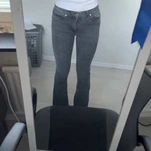 Gråa Bootcut jeans från Gina  - 32,inte använd så ofta, original pris 500kr