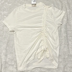 Vit T-shirt  - Inte min stil. Den har några märken på sig som ni ser på fjärde bilden men jag är säker att man kan tvätta bort det. 