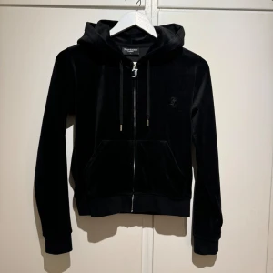 Juicy Counture kofta - Juicy Counture kofta stl S i svart. Nypris ca 1300kr. Bra skick🩷