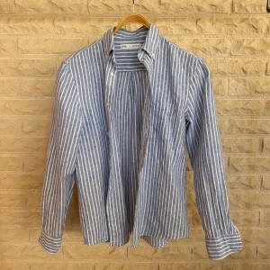 Zara Linneskjorta  - Zara Linneskjorta.   OBS! Liten i storleken. 