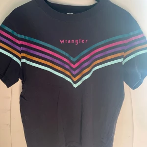 T-shirt  - T-shirt från wrangler. Storlek M