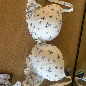 Söt bh - Oanvänd bh från NewYorker Strl: 85c Push up🦋🤍