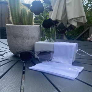 Chimi 02 grey  - Det här är mina Chimi 02 grey i ett väldigt bra skick. Kvitto box två dukar och dustbag medföljer skriv vid funderingar. Priset ej hugget i sten! 